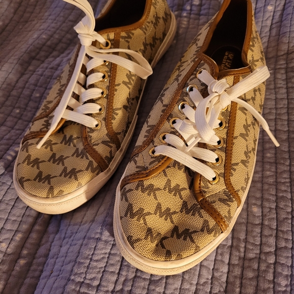 Michael Kors barely used shoes. Worn no more than 5 times - Picture 3 of 3